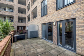 Beautiful 3-Bed Apartment in Romford Image court